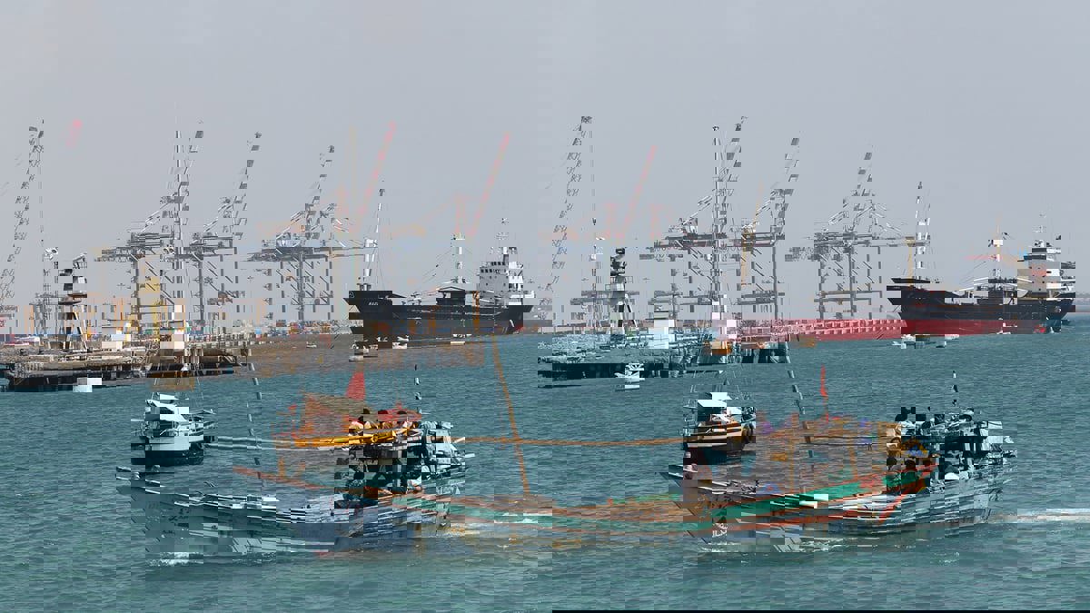 رفض قرار "رفع سعر الدولار الجمركي" يكدس البضائع على المنافذ اليمنية