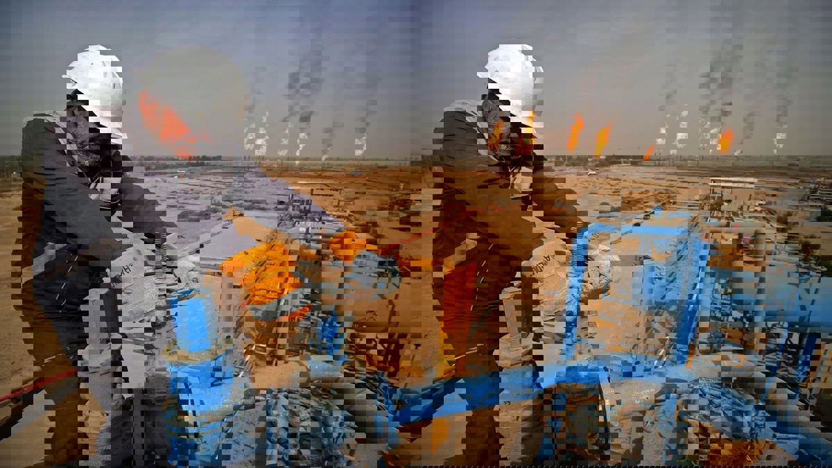 النفط يرتفع بفضل انخفاض المخزونات وبرنت يتجاوز 75 دولارا