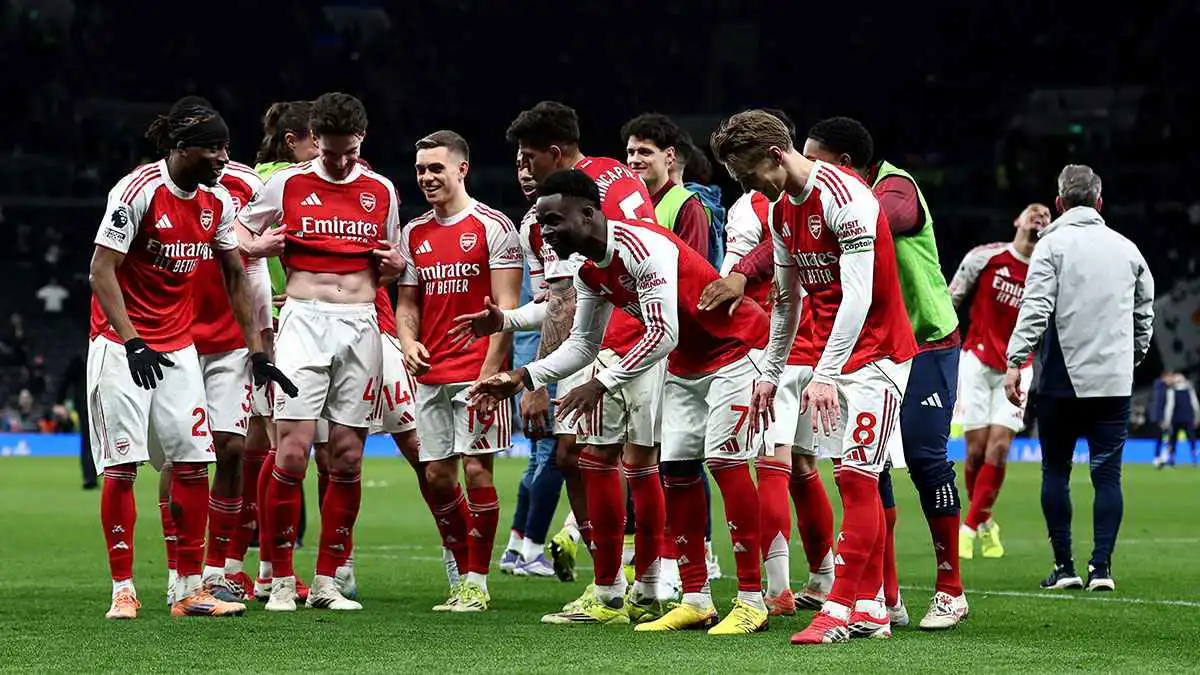 بعد اكتساح توتنهام.. ماذا يحتاج آرسنال لحسم لقب الدوري الإنجليزي؟