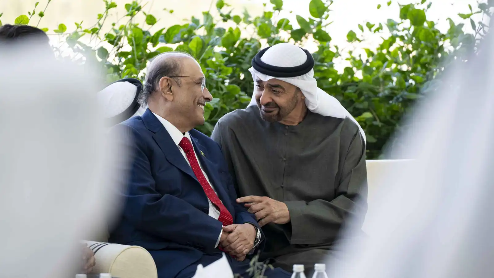 محمد بن زايد يبحث مع رئيس باكستان العلاقات الثنائية والتطورات الإقليمية