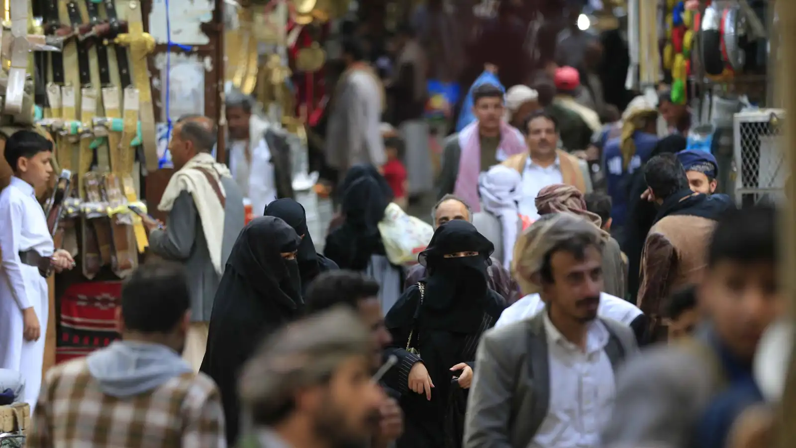 التحكم بالأسواق اليمنية.. خبراء يحذرون من إجراءات جديدة للحوثيين