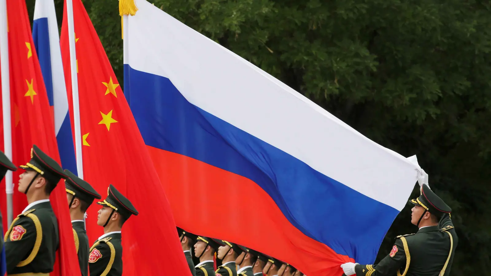 عبر شركات الأمن الخاصة.. تنافس صيني روسي على النفوذ في إفريقيا