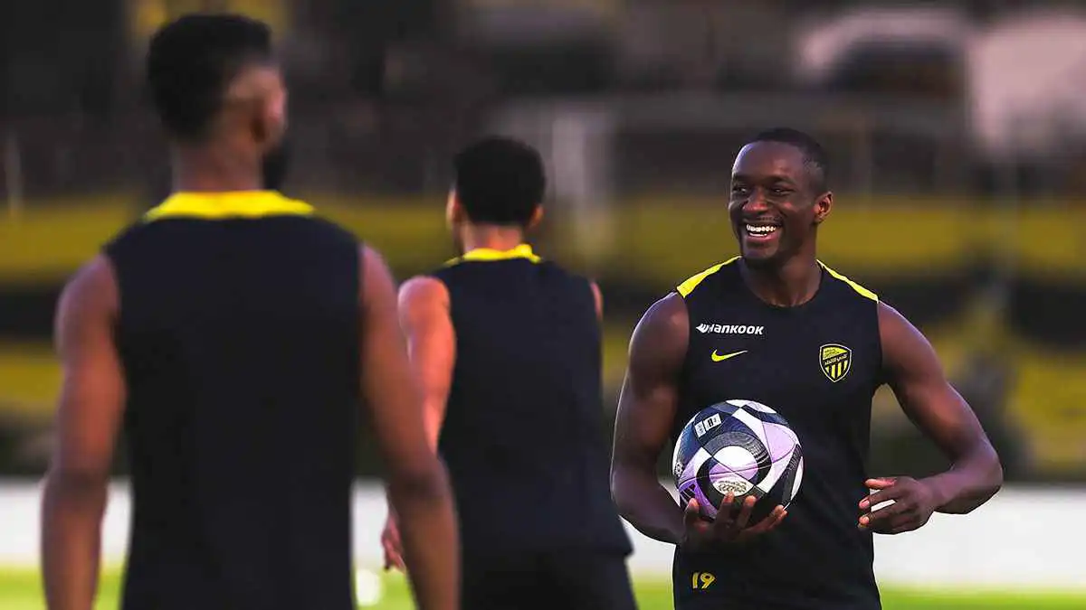 دليل على عدم احترام النادي.. أسطورة الاتحاد السعودي يشن هجومًا على موسى ديابي