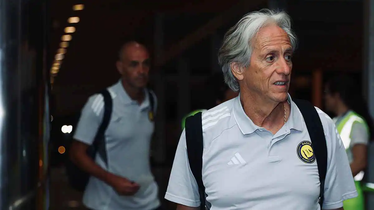 شرب الماء.. رد فعل جيسوس بعد خماسية الأهلي في مرمى القادسية (فيديو)