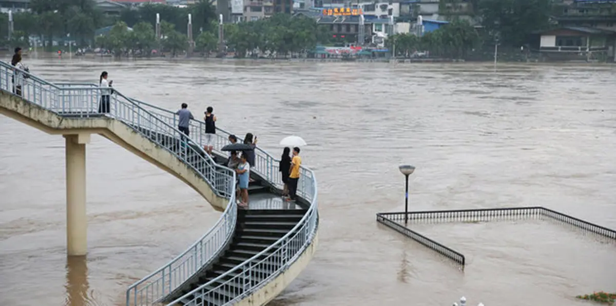 الفيضانات في الصين تسبب دمارًا وتسد الطرق والسكك الحديدية