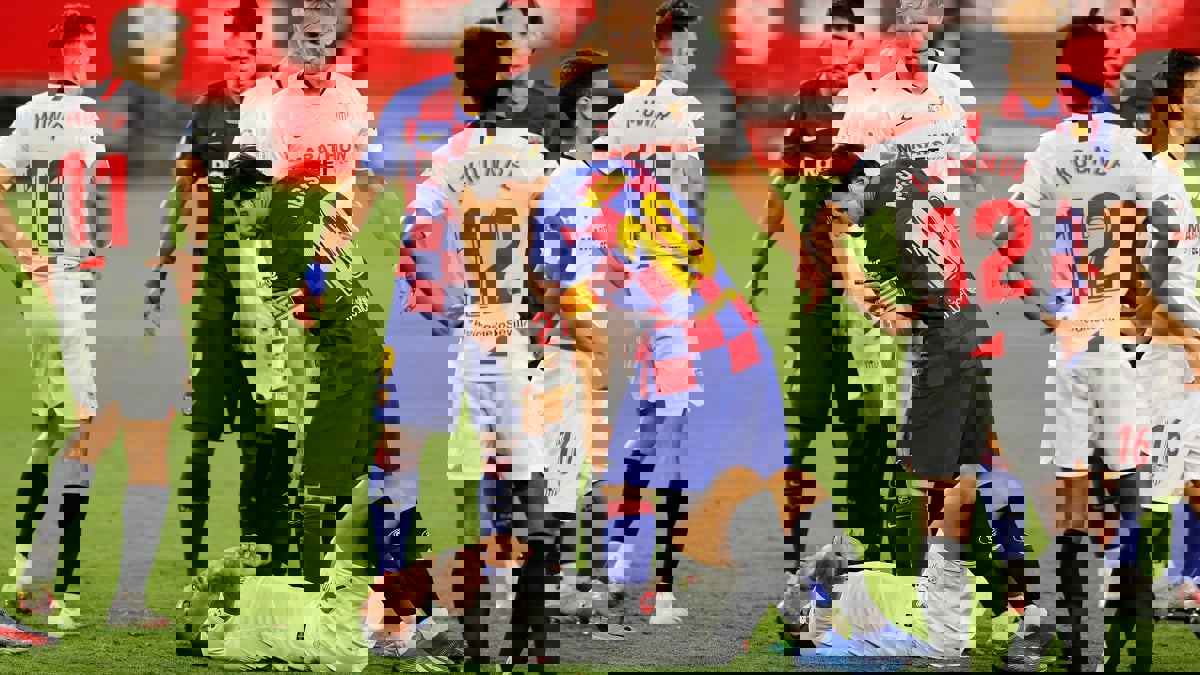 شاهد: ميسي يضرب لاعب إشبيلية (فيديو وصور)