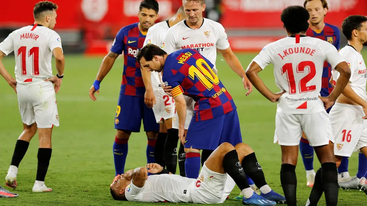 شاهد: ميسي يضرب لاعب إشبيلية (فيديو وصور)