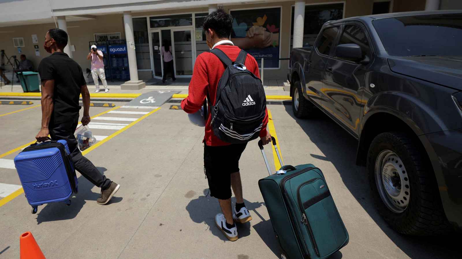 "ترغيب وترهيب".. مبادرة أمريكية رقمية لترحيل المهاجرين طوعاً (صور)