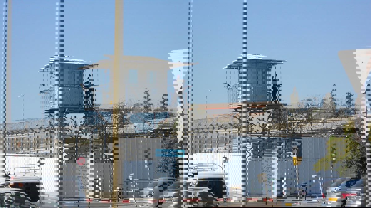 خلال زيارة لشقيقها الأسير.. فلسطينية تطعن مجندة إسرائيلية في سجن رامون