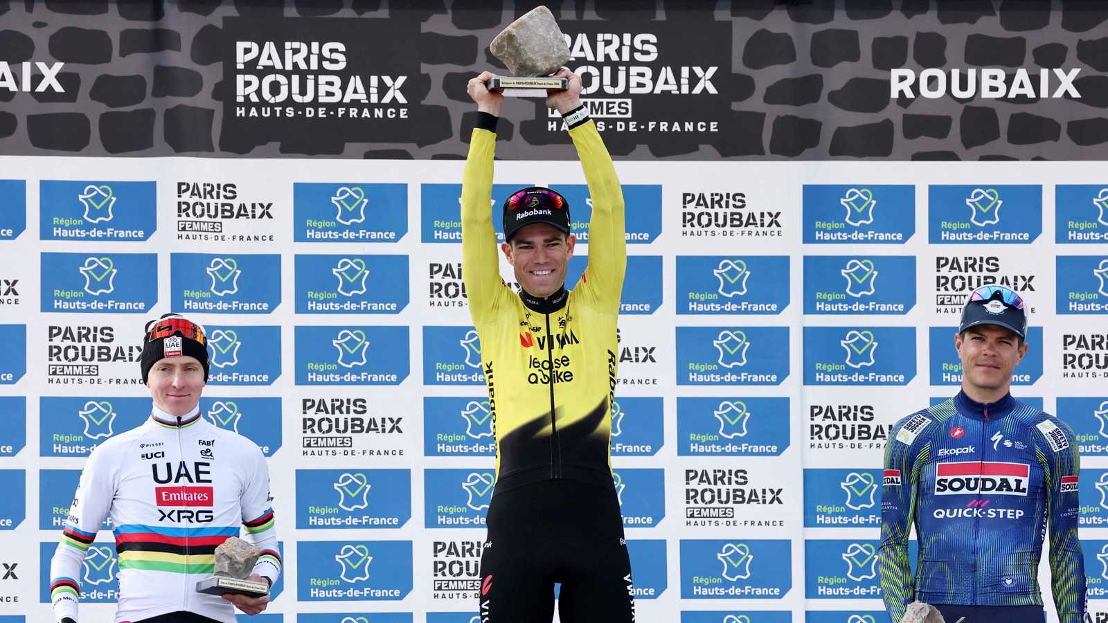 فان آرت يكسر عقدة 10 سنوات ويفوز بسباق باريس-روبيه للدراجات متقدما على بوغاتشار 