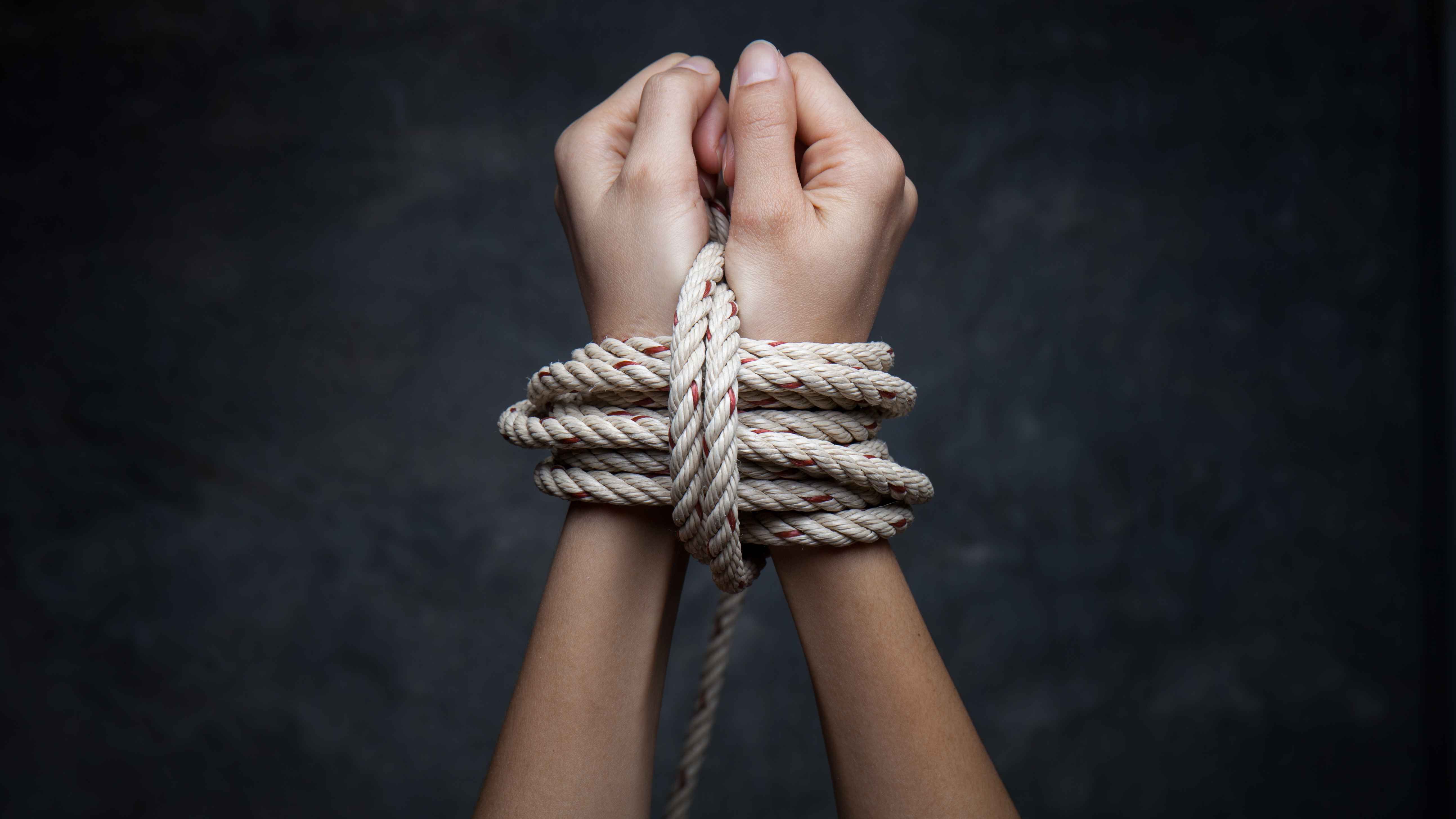 سوريا.. اختطاف فتاة وتصويرها وتعذيبها