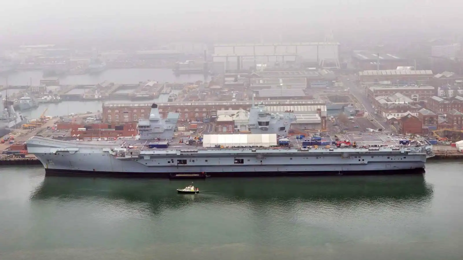 أزمة نقص في الأسطول الملكي.. حاملة الطائرات البريطانية تطلب "الحماية الفرنسية"