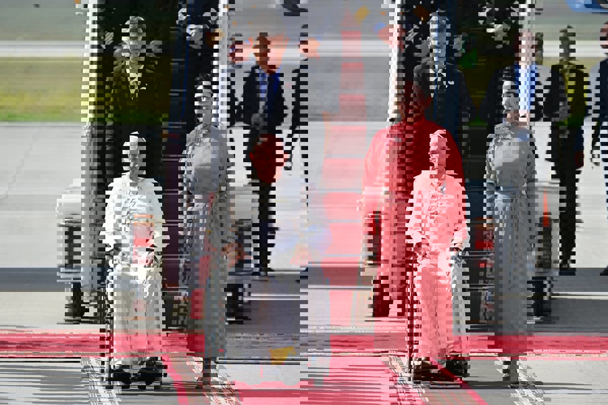 البابا فرنسيس يصل إلى منغوليا في أول زيارة حبرية