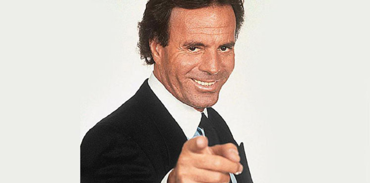 "خوليو اغلاسياس" في المستشفى بعد عملية جراحية على ظهره