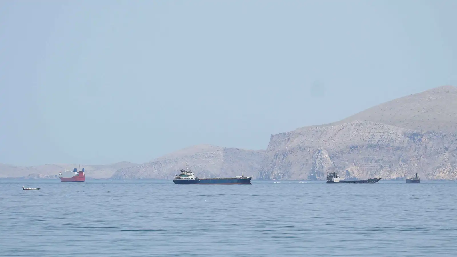 "بلومبيرغ": بيانات تؤكد استمرار تحميل ناقلات بالنفط الإيراني