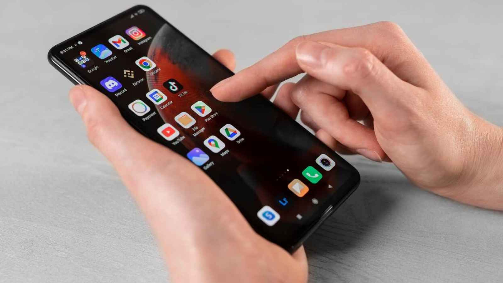 لماذا معظم التطبيقات "مجانية" في غوغل بلاي؟