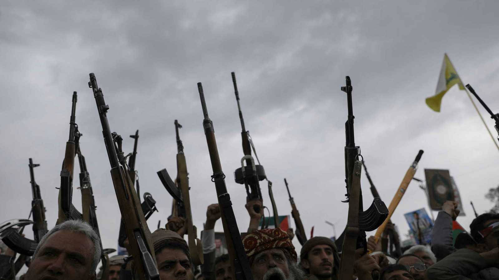 اليمن يطالب بتحقيق أممي في "تهريب قيادات الحوثيين" عبر رحلات جوية