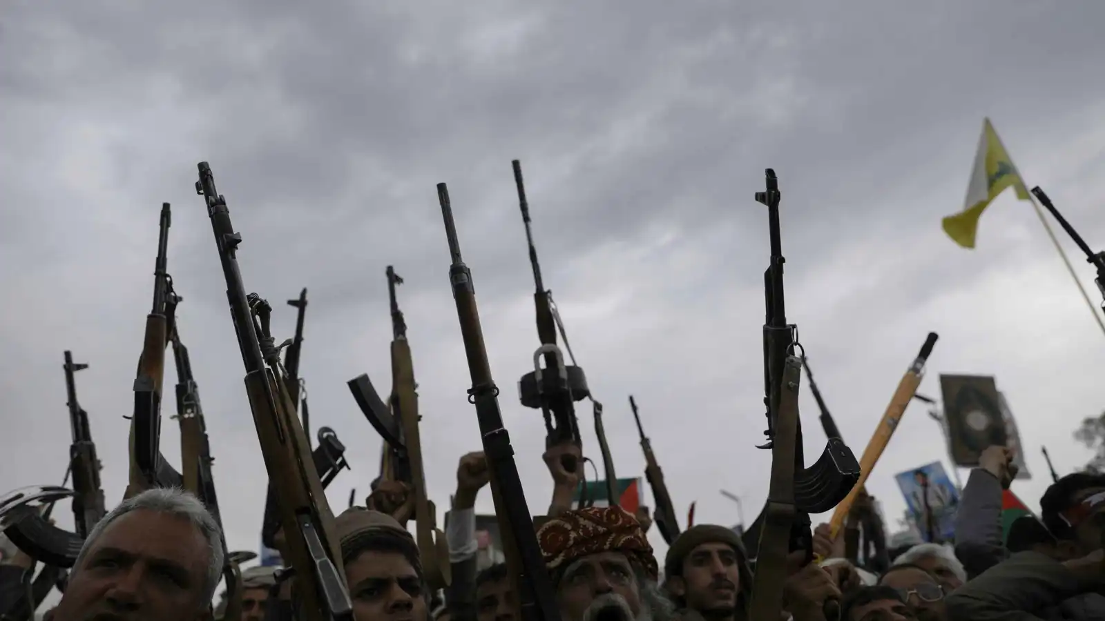 اليمن يطالب بتحقيق أممي في "تهريب قيادات الحوثيين" عبر رحلات جوية