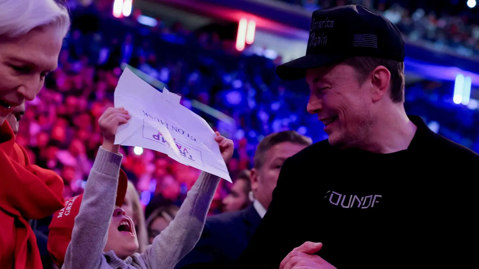 ماسك يستحوذ على مجمع "سري" لجمع شمل عائلته.. ما خباياه؟