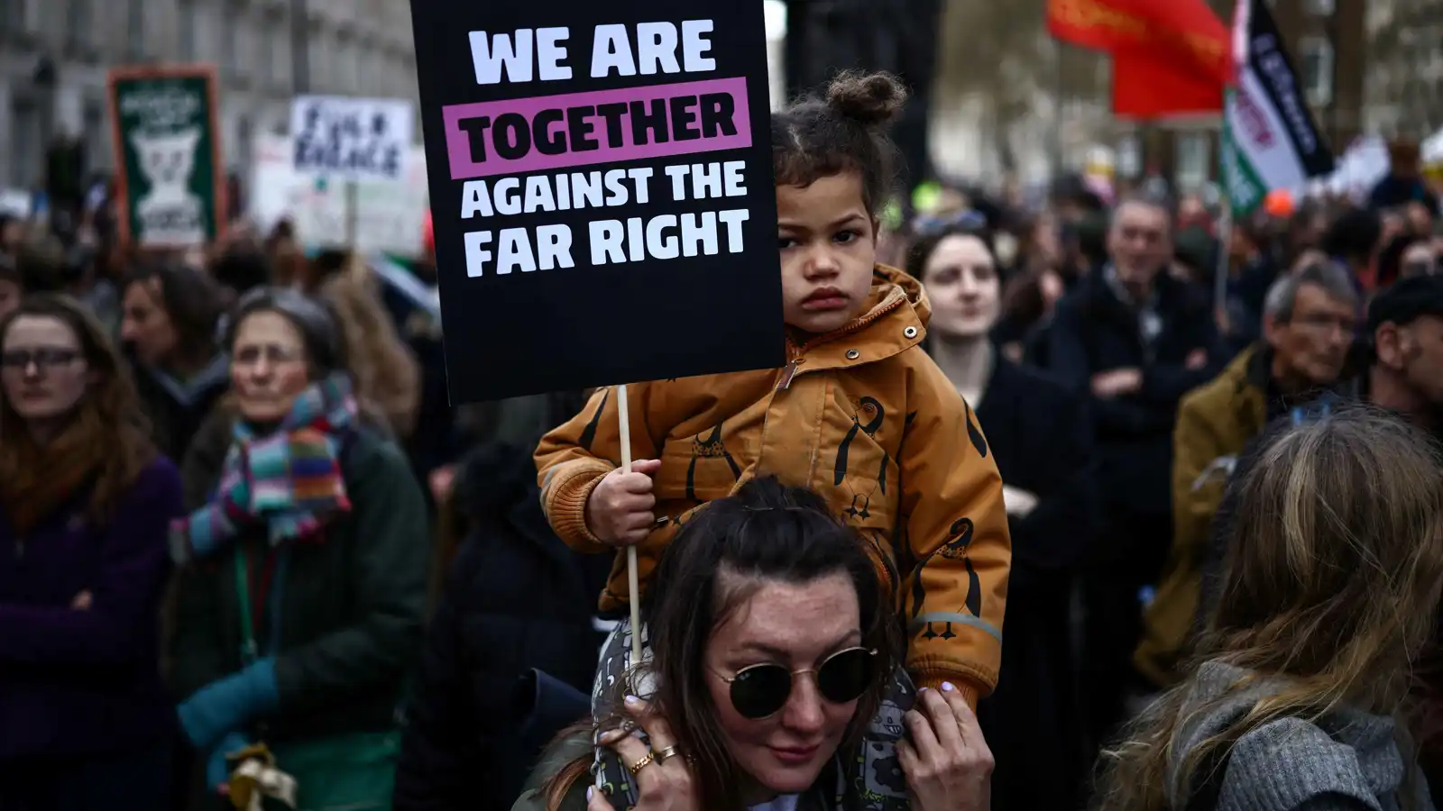 عشرات الآلاف يتظاهرون وسط لندن احتجاجًا على صعود التيار اليميني (فيديو)