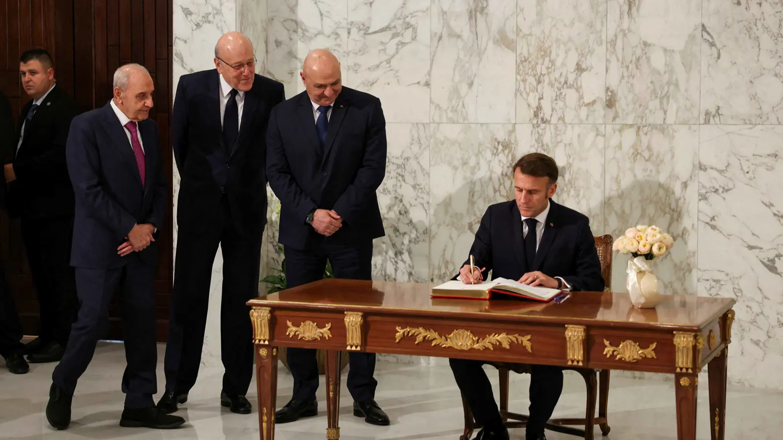 زيارة ماكرون.. بادرة تضامن وسط تحديات لبنان المعقدة