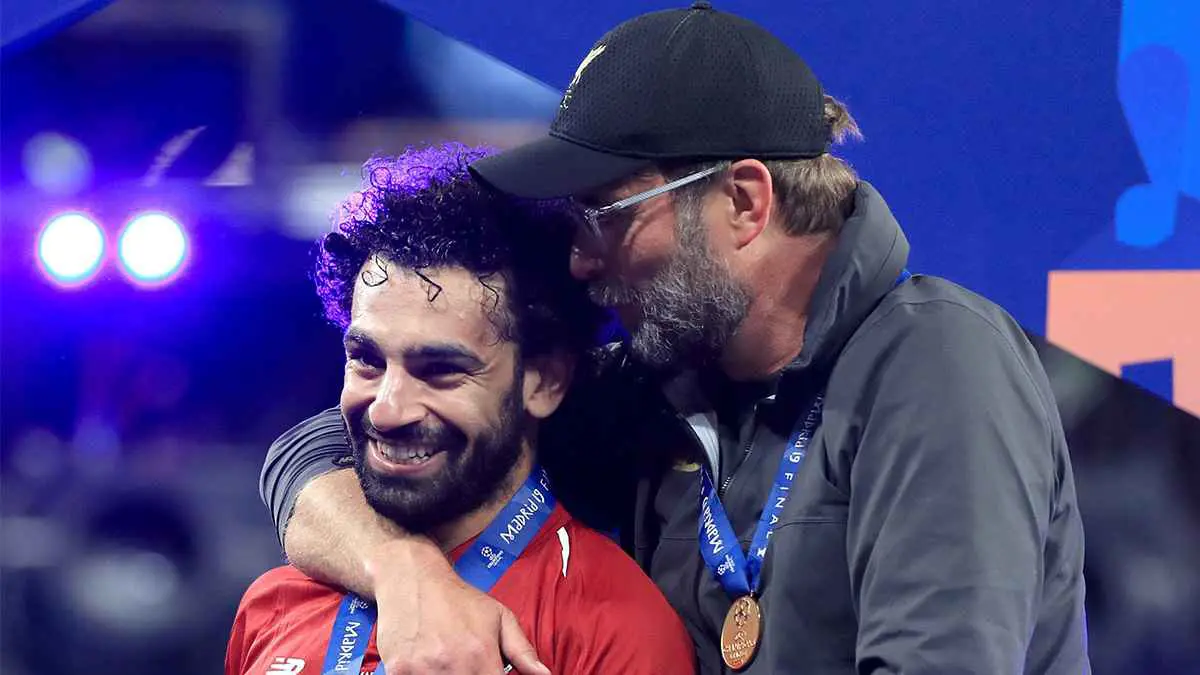 ظهر حاملًا قميصه.. ما حقيقة دعم يورغن كلوب لمحمد صلاح؟ (صورة)