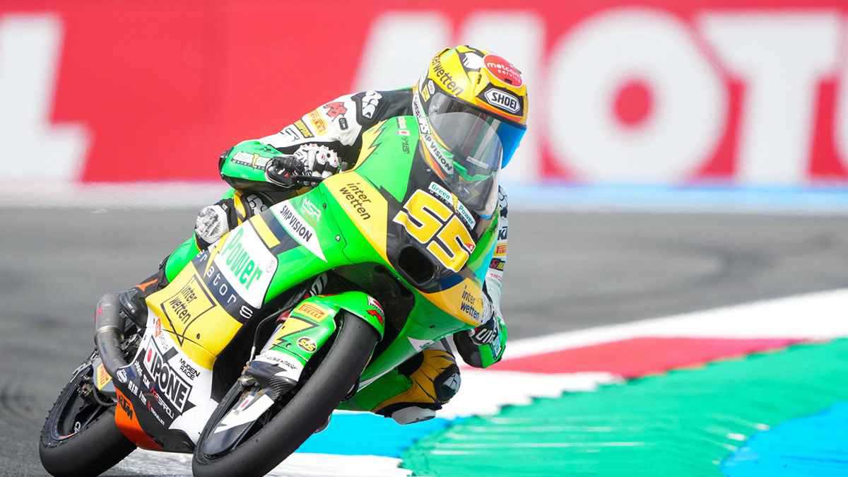 نقل متسابق للدراجات النارية للمستشفى بعد حادث مروع في ماليزيا (فيديو)