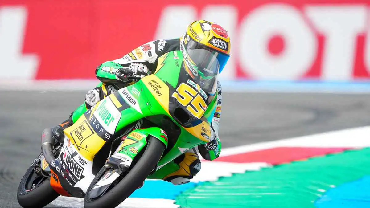 نقل متسابق للدراجات النارية للمستشفى بعد حادث مروع في ماليزيا (فيديو)