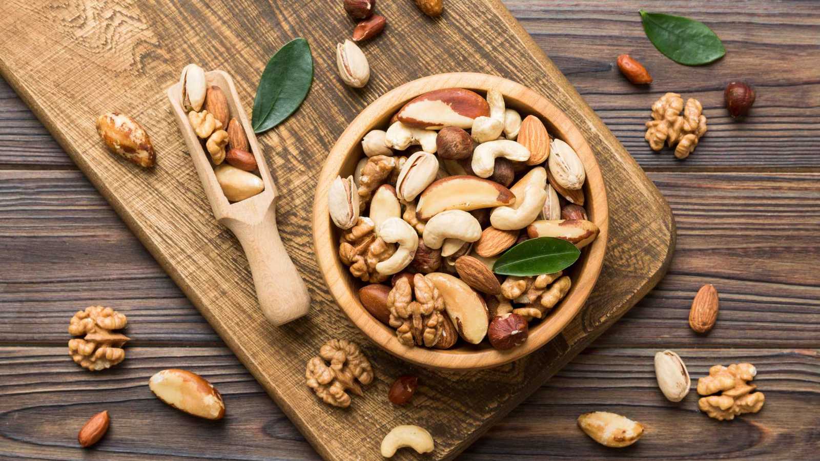 3 مكسرات تحافظ على صحة المرأة مع التقدم في السن