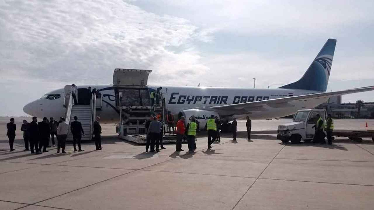 وصول أول طائرة مساعدات مصرية إلى دمشق (فيديو)