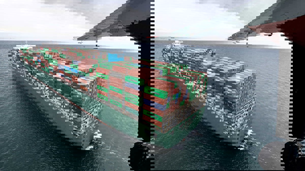 انخفاض أسعار الشحن العالمي قد يكبح جماح التضخم بالدول العربية