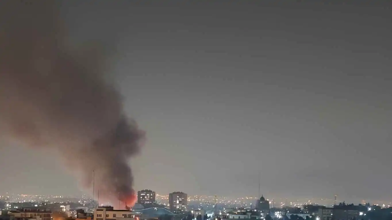 حريق ضخم داخل قاعدة عسكرية إيرانية شرق طهران (فيديو)