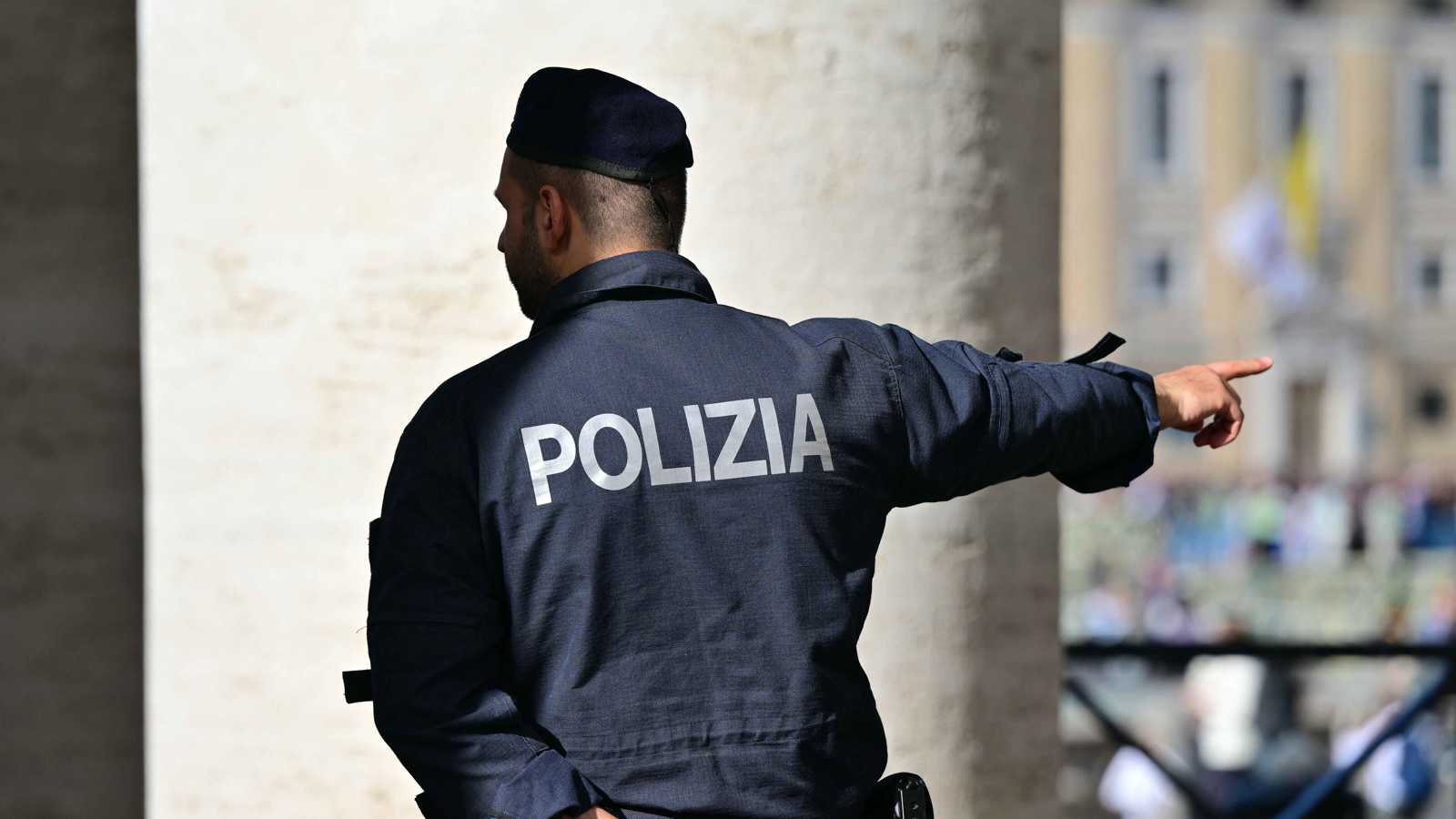 يتسوق بدراجته ويزرع حديقته.. قصة "أعمى" خدع الحكومة الحكومة الإيطالية