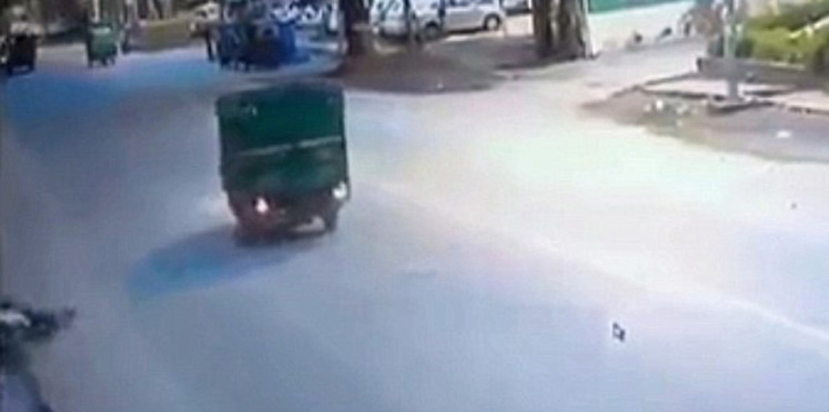 بالفيديو والصور.. هندي يسرق هاتف جثة ملقاة على الطريق!