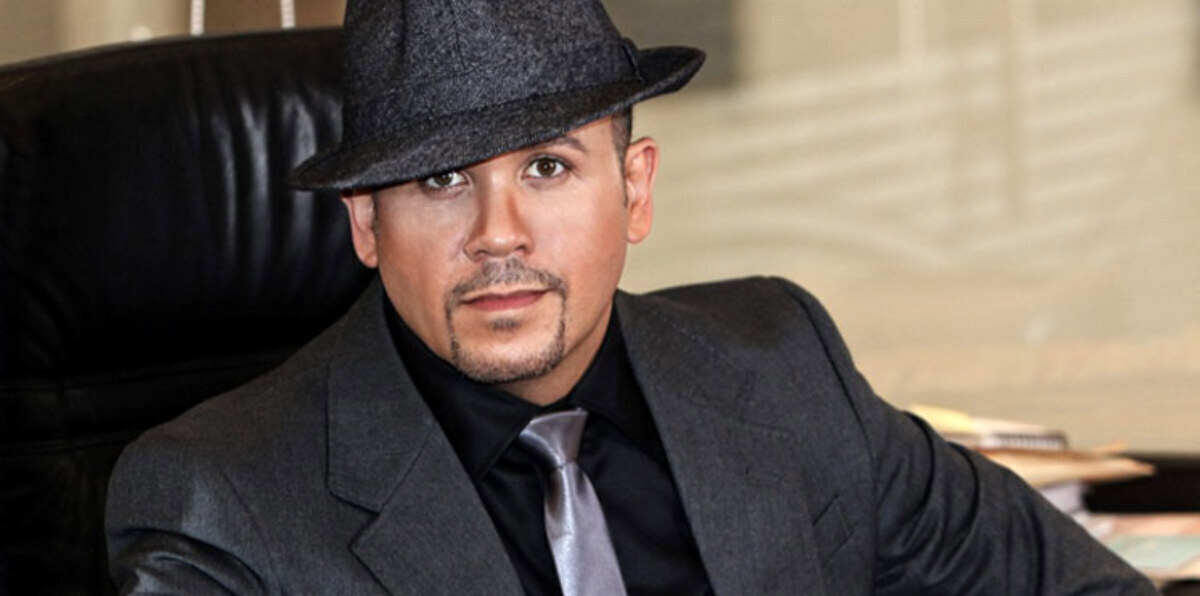 هشام عباس يقتحم مجال التمثيل بعمل مسرحي