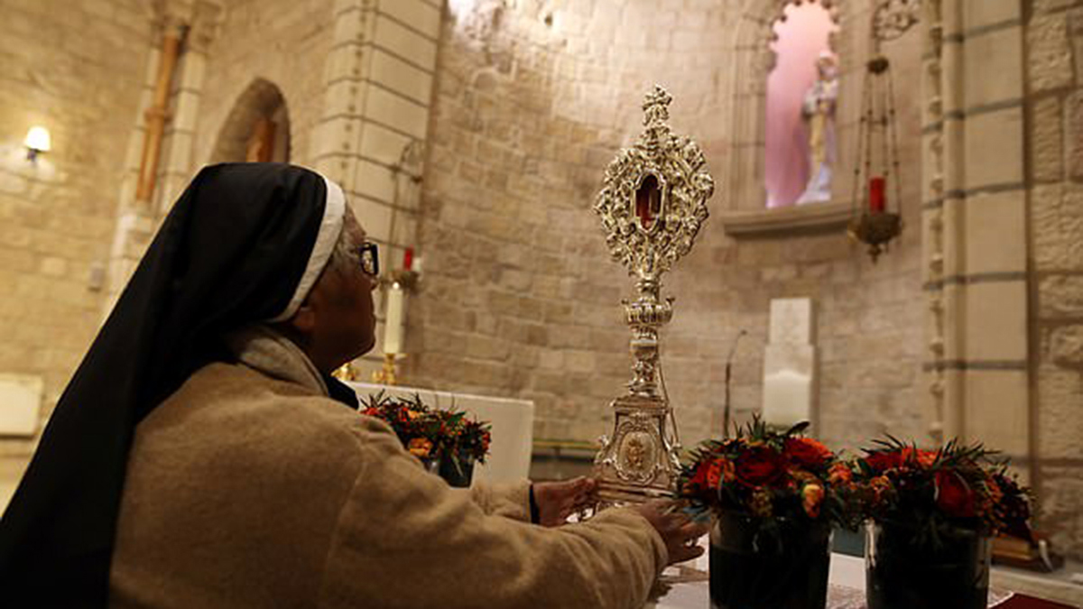 القدس تستلم قطعة خشبية من أثر المسيح 