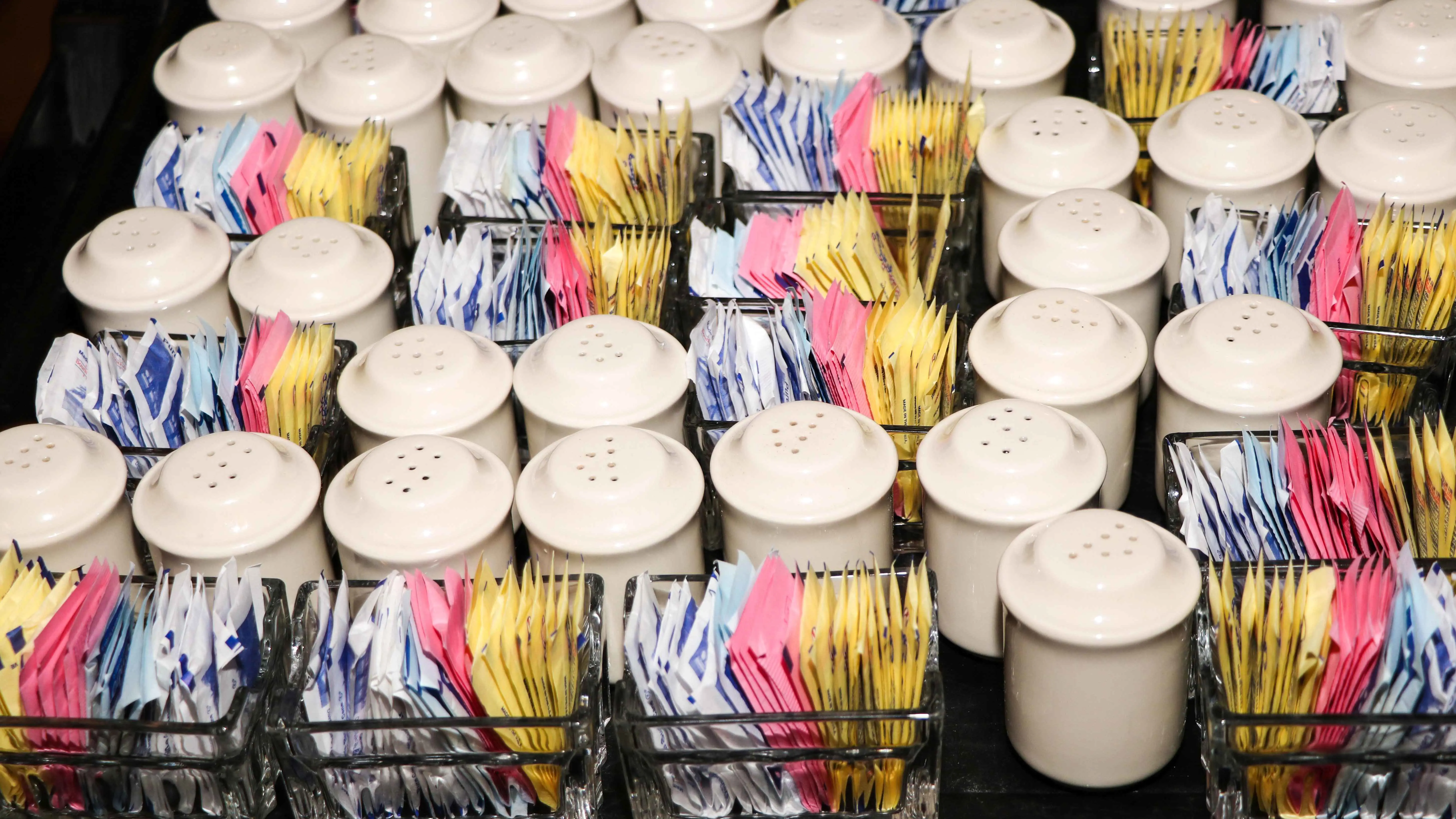 تأثير "مدمر" للمُحليات الصناعية على الكائنات الحية الدقيقة