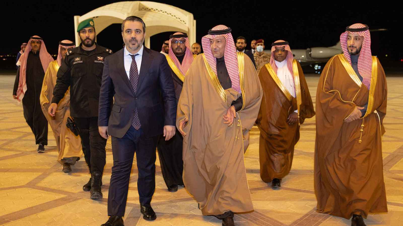 في أول زيارة خارجية.. وفد من الإدارة السورية يصل إلى السعودية