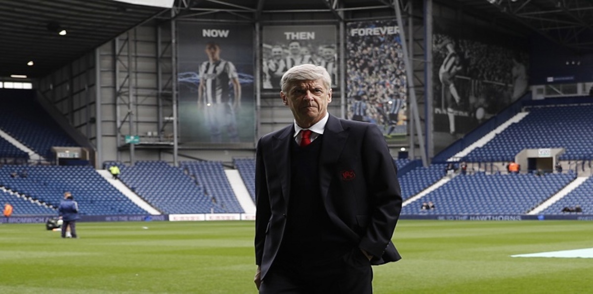 معركة جوية بين مطالبين برحيل آرسين فينغر ومؤيديه (صور)