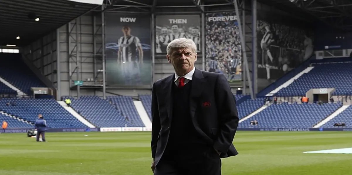 معركة جوية بين مطالبين برحيل آرسين فينغر ومؤيديه (صور)