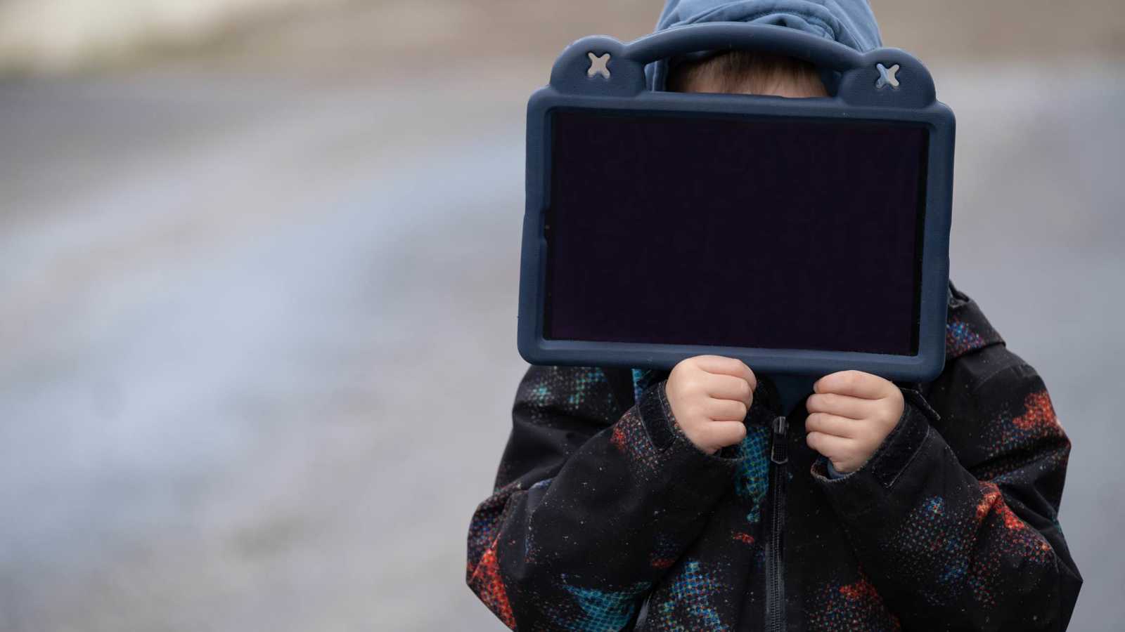 انفجار جهاز إلكتروني بيد طفل يثير هلع الصينيين (فيديو)