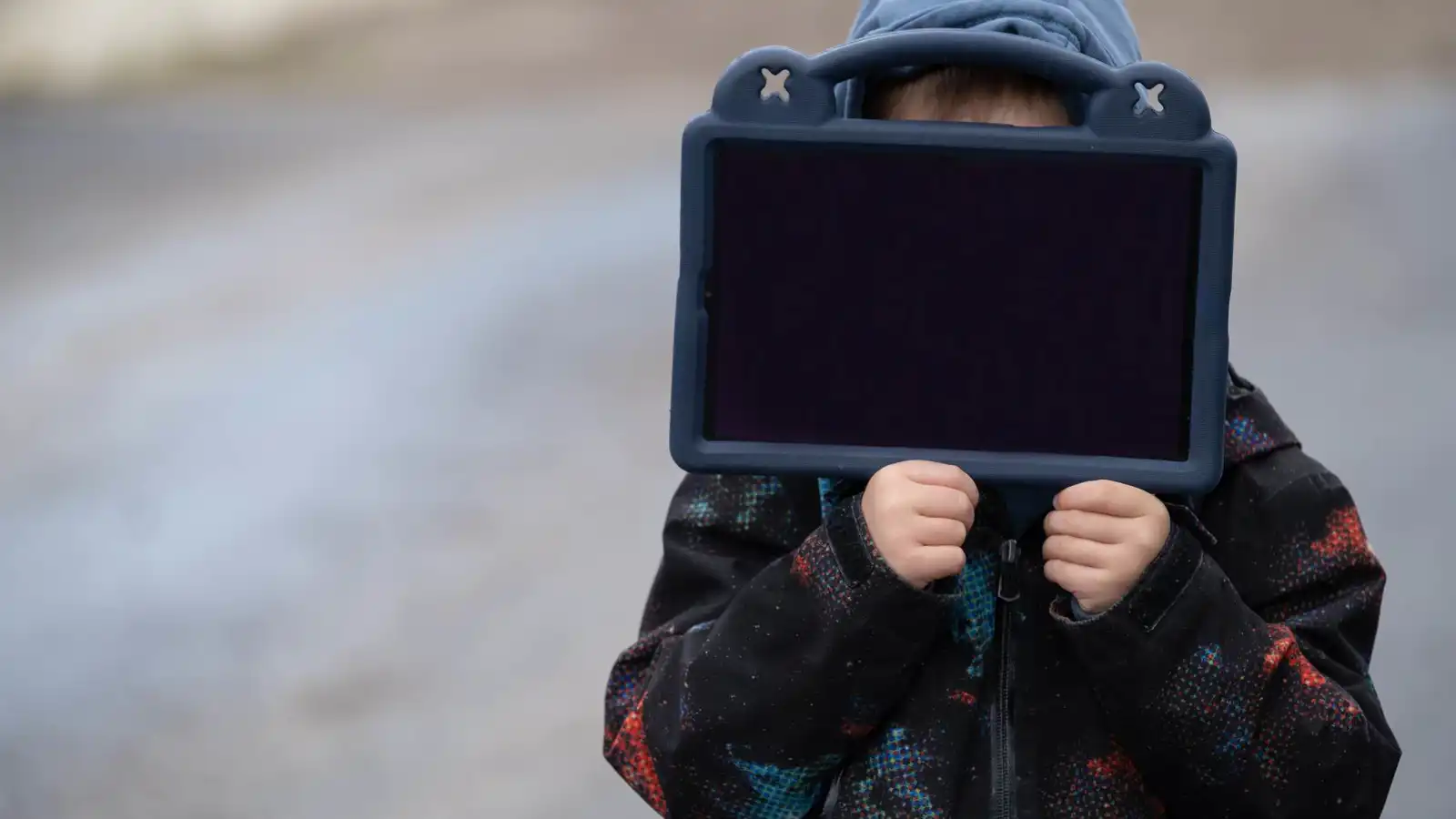 انفجار جهاز إلكتروني بيد طفل يثير هلع الصينيين (فيديو)