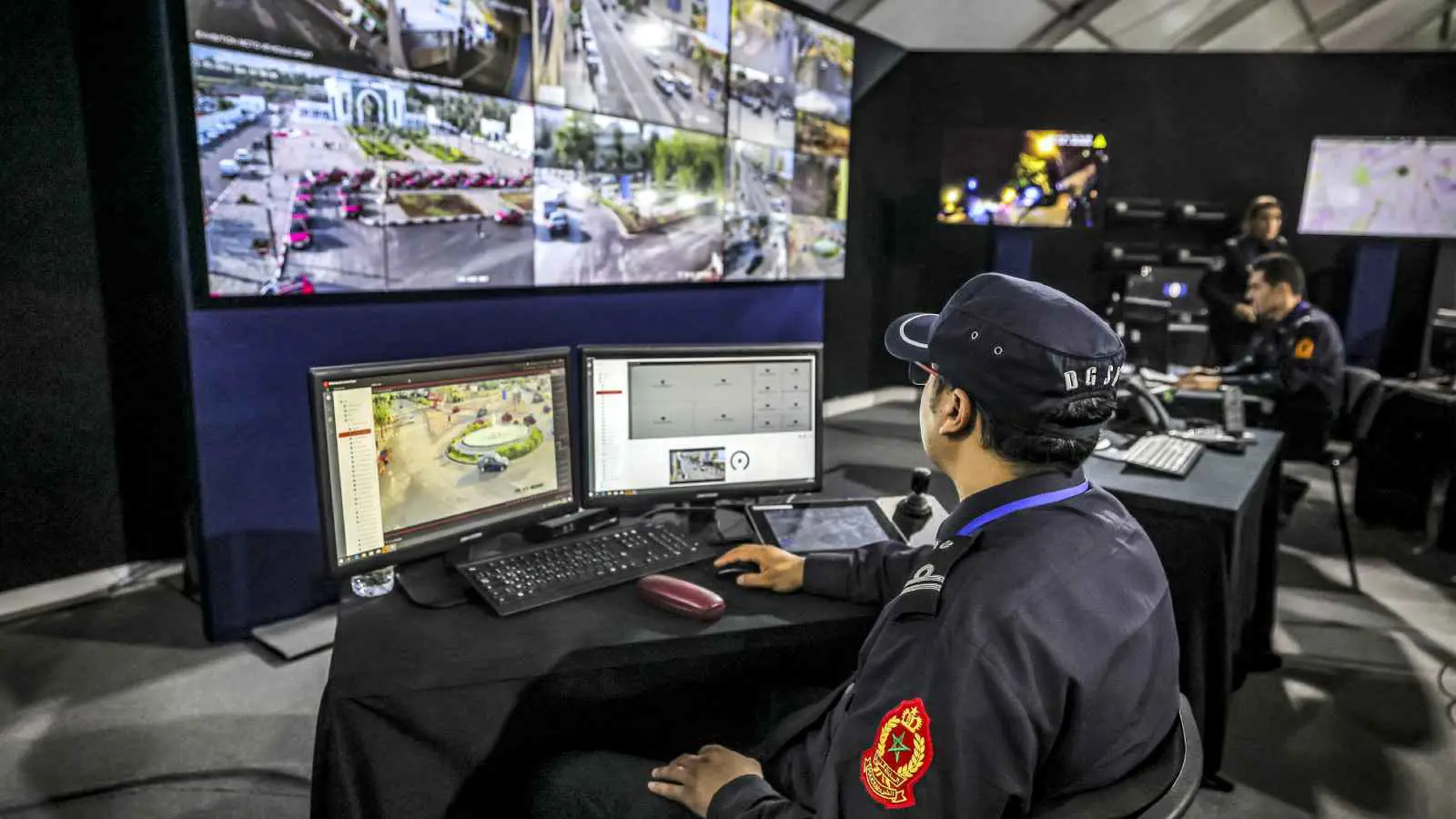 حافلة فارغة تثير الجدل إثر اصطدامها بمقهى في المغرب.. ما السبب؟