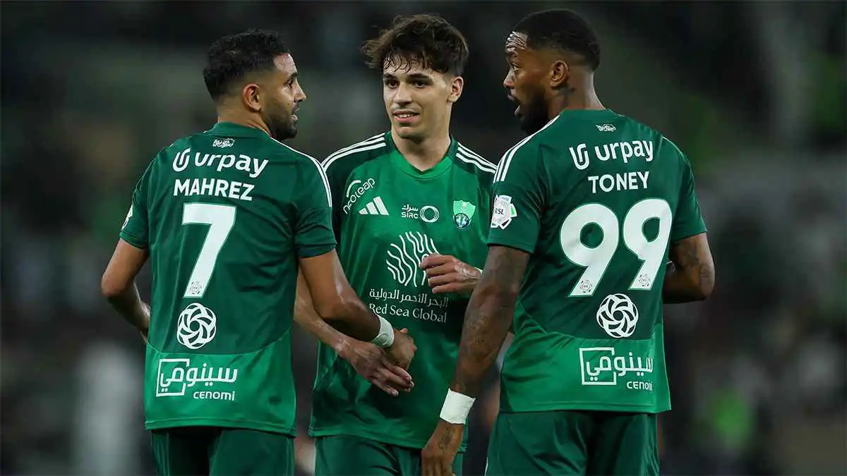 الأهلي السعودي ينجح في تمديد عقد أحد نجوم الفريق