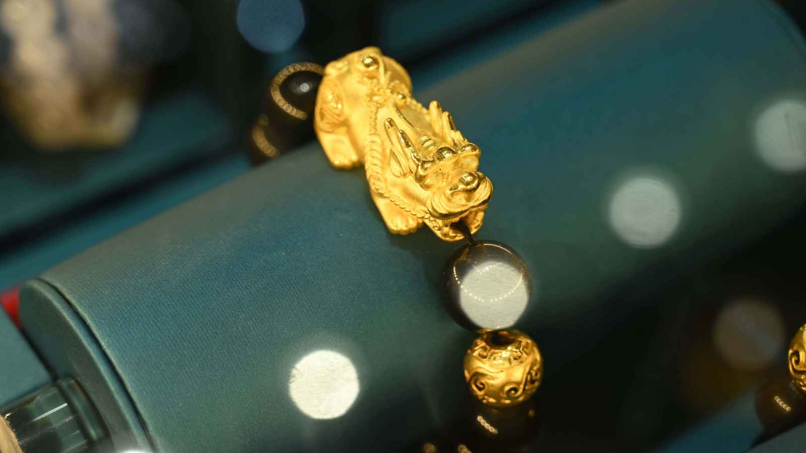 بعد تهريب الآثار.. عين الحوثيين على الحُلي الذهبية التاريخية في اليمن(صور)