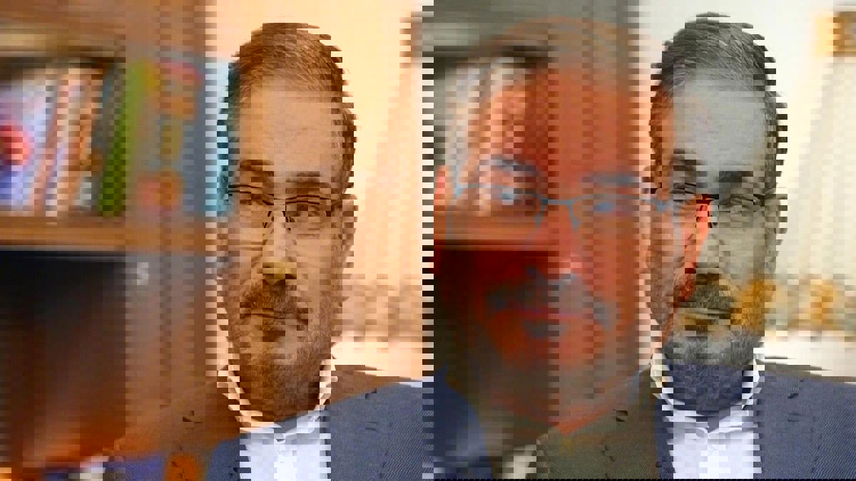 "شمخاني " يهدد إسرائيل بالعبرية.. ويثير السخرية على مواقع التواصل الاجتماعي