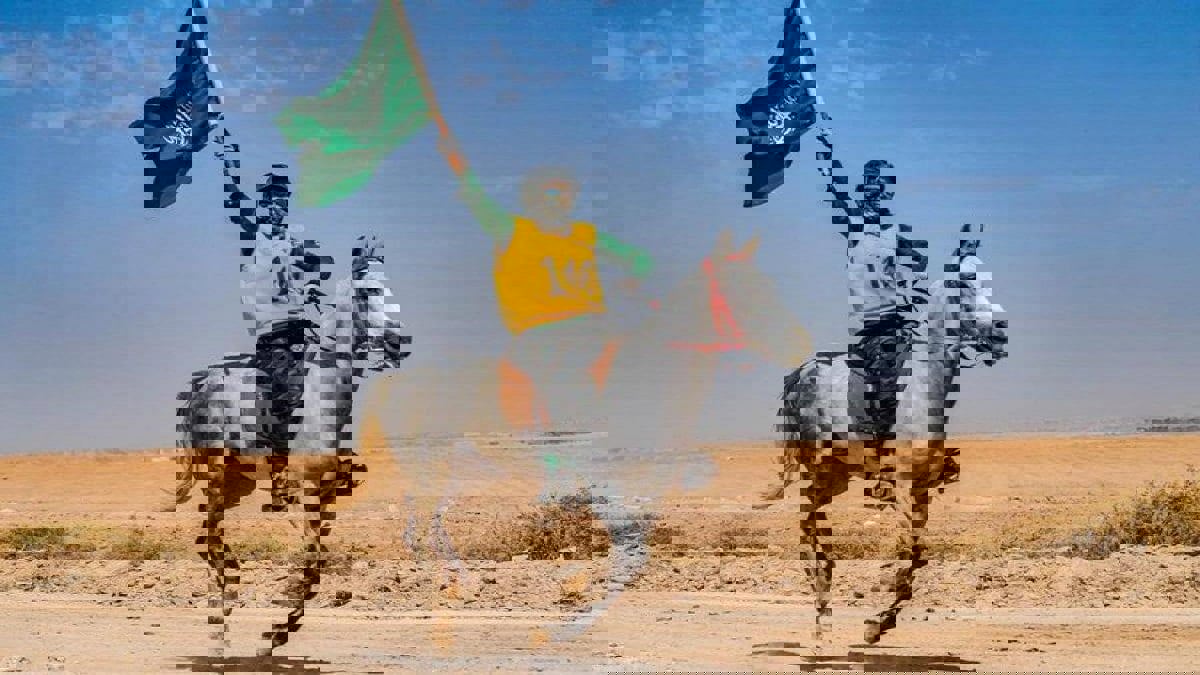 فارسة سعودية تخطف الأضواء بعد أن سبقت 40 خيالاً في منافسة دولية (فيديو)