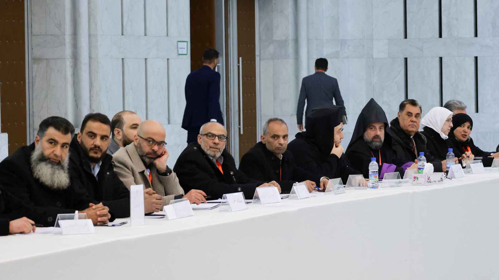 "مواد مثيرة للجدل".. تسريبات الإعلان الدستوري تثير مخاوف السوريين