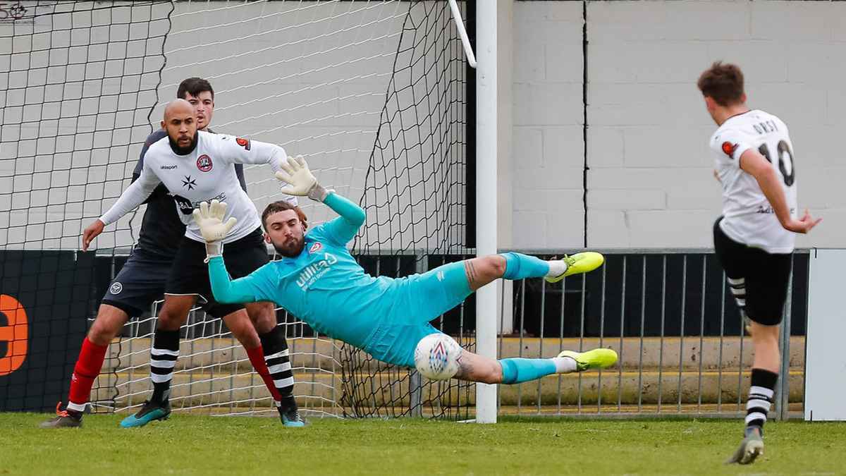 حارس تشيلسي السابق يسجل هدفا غريبا في مرماه (فيديو)