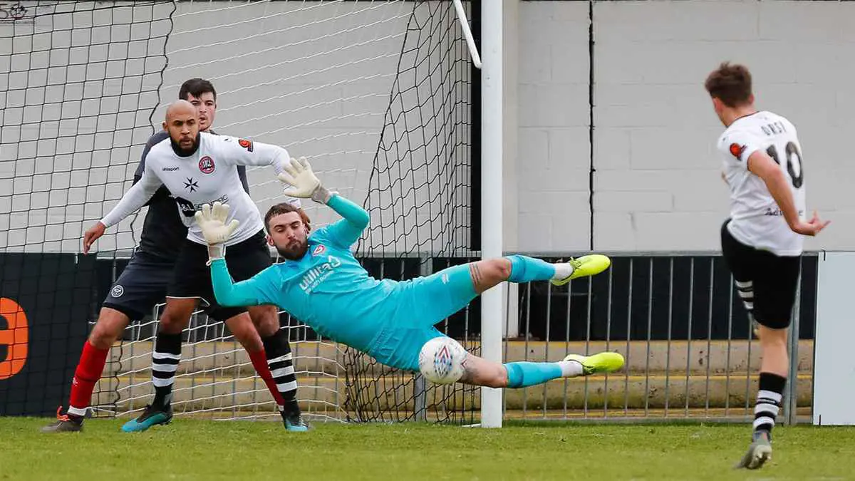 حارس تشيلسي السابق يسجل هدفا غريبا في مرماه (فيديو)